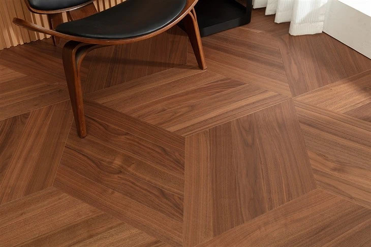 Pavimenti in laminato in cucina lucida